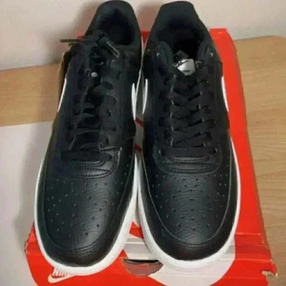 K1164. NEW NIKE Court Vision Lo- Black/White- US 9.5 Men's - Picture 4 of 4